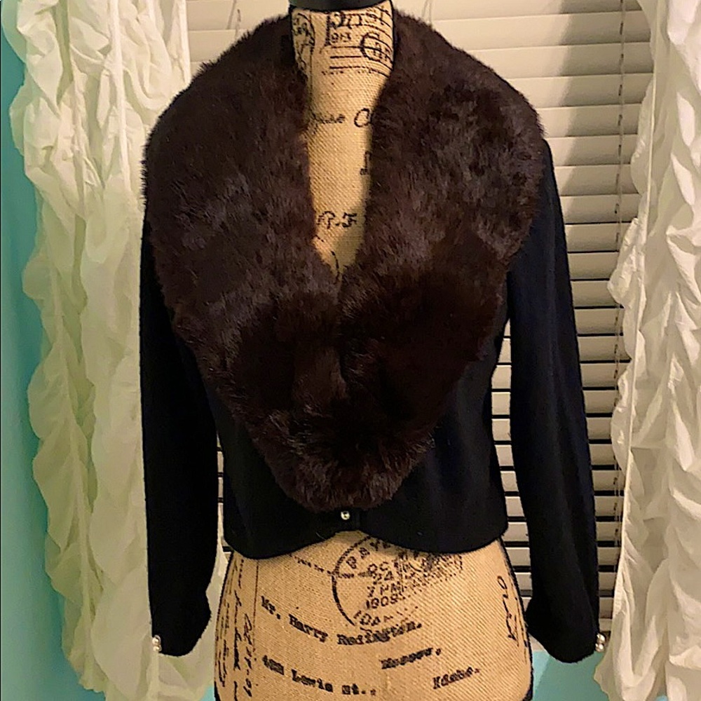 Vintage black sweater with faux fur collar
